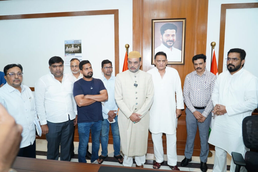Mohammed Azharuddin handed over compensation cheques to the families of late Mohammed Jaffar and late Shaik Siraj. Speaking on the occasion, the Minister expressed profound grief over the tragedy and said that no amount of financial assistance could compensate for the loss of a loved one.