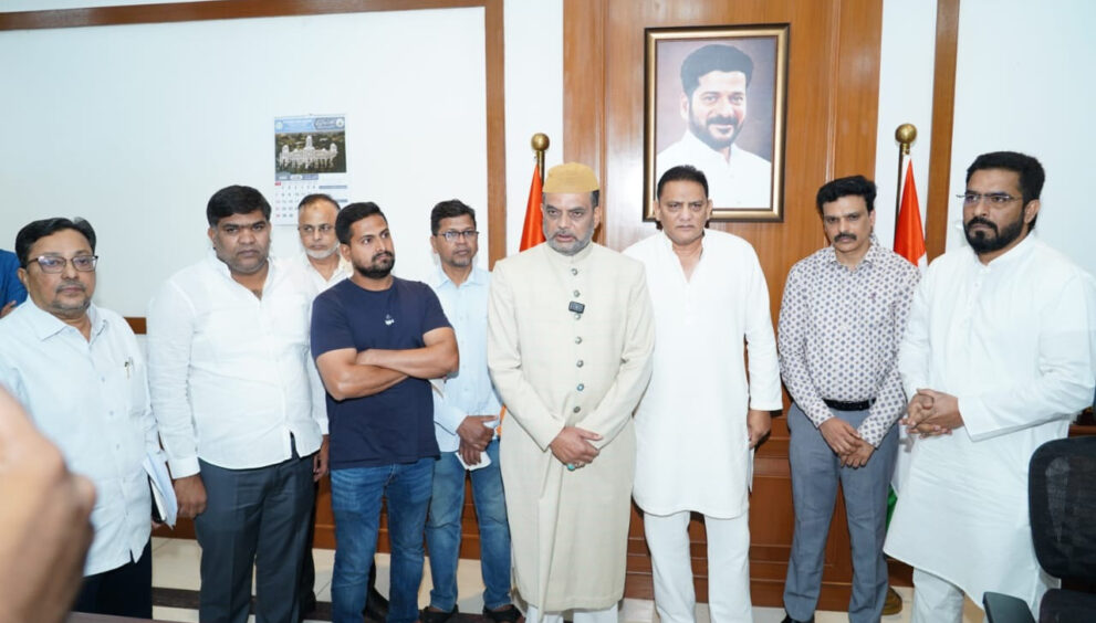 Mohammed Azharuddin handed over compensation cheques to the families of late Mohammed Jaffar and late Shaik Siraj. Speaking on the occasion, the Minister expressed profound grief over the tragedy and said that no amount of financial assistance could compensate for the loss of a loved one.