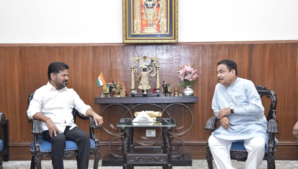 Telangana Chief Minister A. Revanth Reddy on Tuesday met Union Minister for Road Transport and Highways Nitin Gadkari in New Delhi and sought early approvals for key national highway and road infrastructure projects in the state.The Chief Minister urged the Centre to grant permission to begin construction of the northern part of the Regional Ring Road (RRR), stating that 95% of land acquisition has already been completed. He also requested immediate clearance for the southern part of the RRR, saying simultaneous construction of both stretches would reduce costs and expedite completion.Revanth Reddy also sought approval for the proposed HyderabadAmaravati Greenfield Highway under the Andhra Pradesh Reorganisation Act, a 12-lane Bharat Future CityAmaravatiPort corridor, forest clearances for the MannanurSrisailam Elevated Corridor, and a six-lane alternative highway between Hyderabad and Mancherial. He assured that the Telangana government would undertake the required land acquisition for the proposed projects.Nalgonda MP Raghuveer Kunduru and senior officials were present during the meeting. Pic: Style Photo Service.