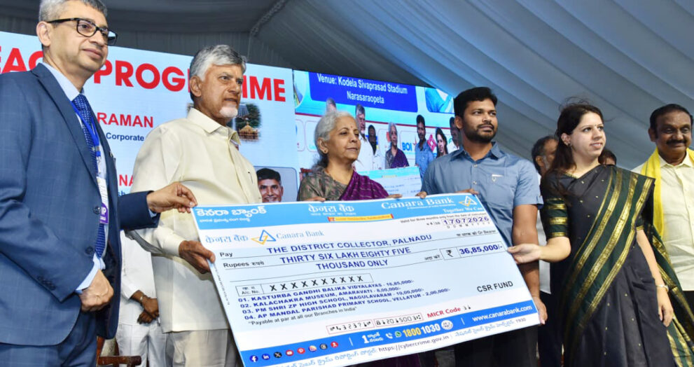 Loan Assistance Distributed to Over One Lakh Beneficiaries in Andhra Pradesh Narsaraopet (Palnadu): Andhra Pradesh Chief Minister N. Chandrababu Naidu and Union Finance Minister Nirmala Sitharaman on Friday participated in the Credit Outreach Programme held in Narsaraopet, Palnadu district, where loan cheques were distributed to 1,03,246 beneficiaries under various Central Government schemes.