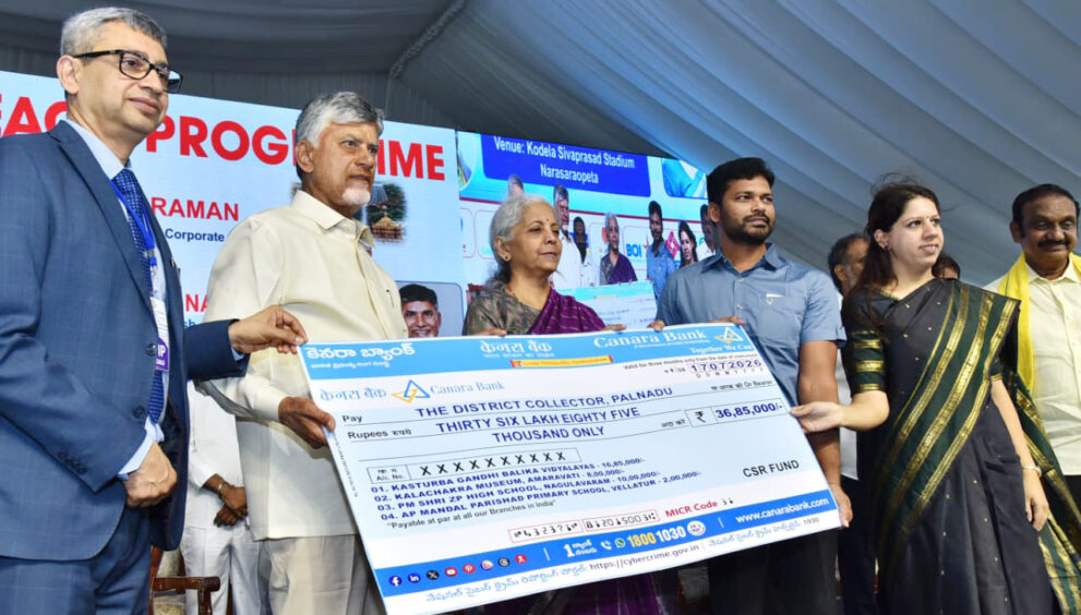 Loan Assistance Distributed to Over One Lakh Beneficiaries in Andhra Pradesh Narsaraopet (Palnadu): Andhra Pradesh Chief Minister N. Chandrababu Naidu and Union Finance Minister Nirmala Sitharaman on Friday participated in the Credit Outreach Programme held in Narsaraopet, Palnadu district, where loan cheques were distributed to 1,03,246 beneficiaries under various Central Government schemes.